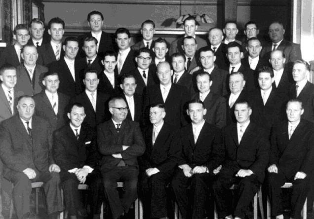 1960: Der MGV “Germania” mit Chorleiter Clemens Altrogge (3.v.l.)  Vorsitzender Hubert Roters (4.v.l)