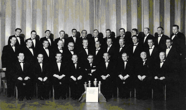 1970: Der MGV “Germania” mit Chorleiter Hans Stüer, vor ihm vier 1. Preise aus dem Wettstreit beim MGV “Loreley” Dülmen