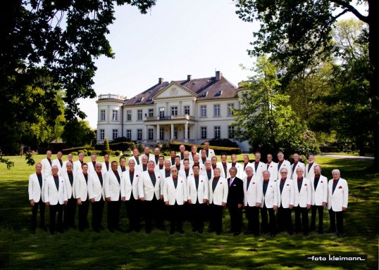 2010: MGV “Germania”  Buldern mit Musikdirektor Otto Groll vor dem Bulderner Schloß